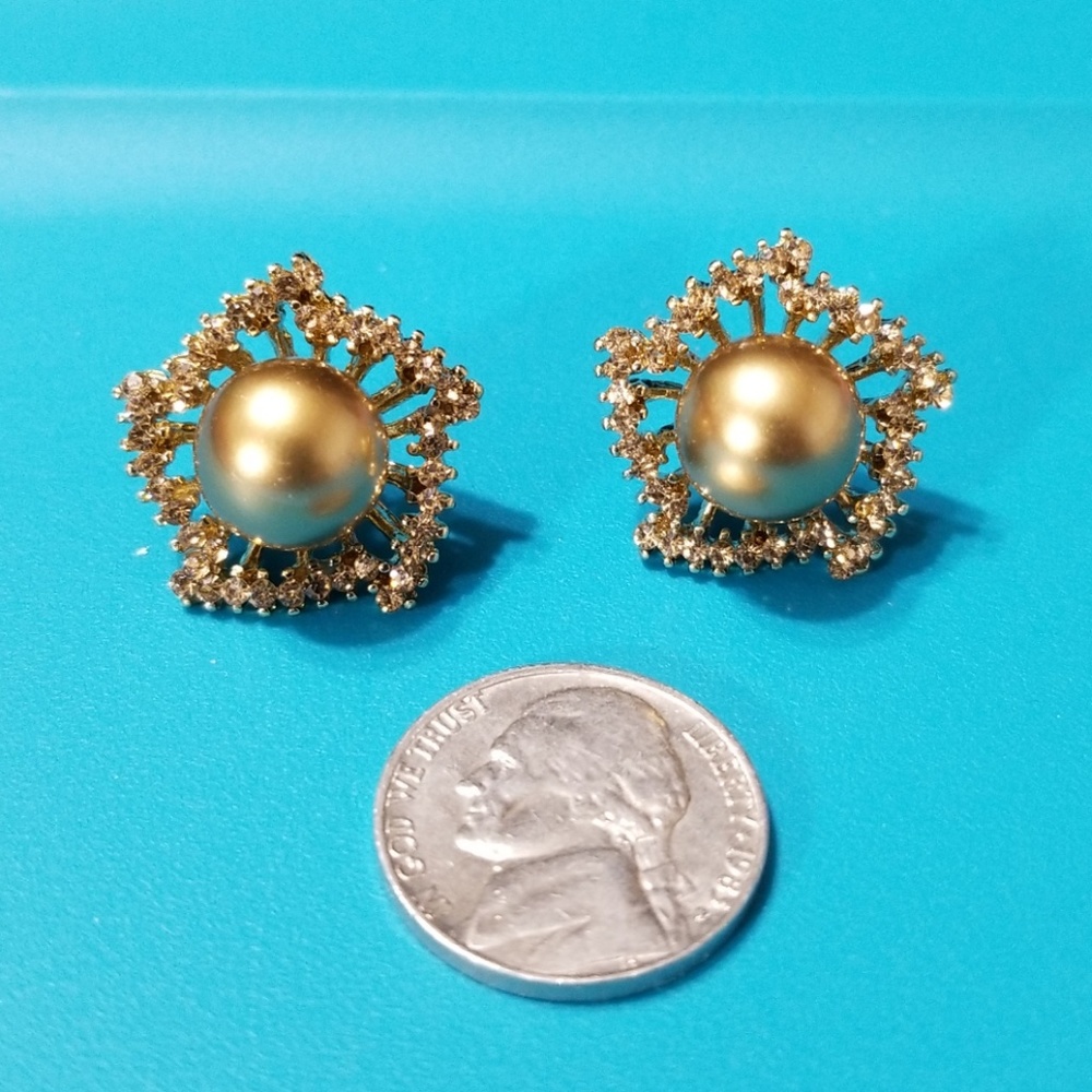 Faux pearl earrings - Picture 2 of 4